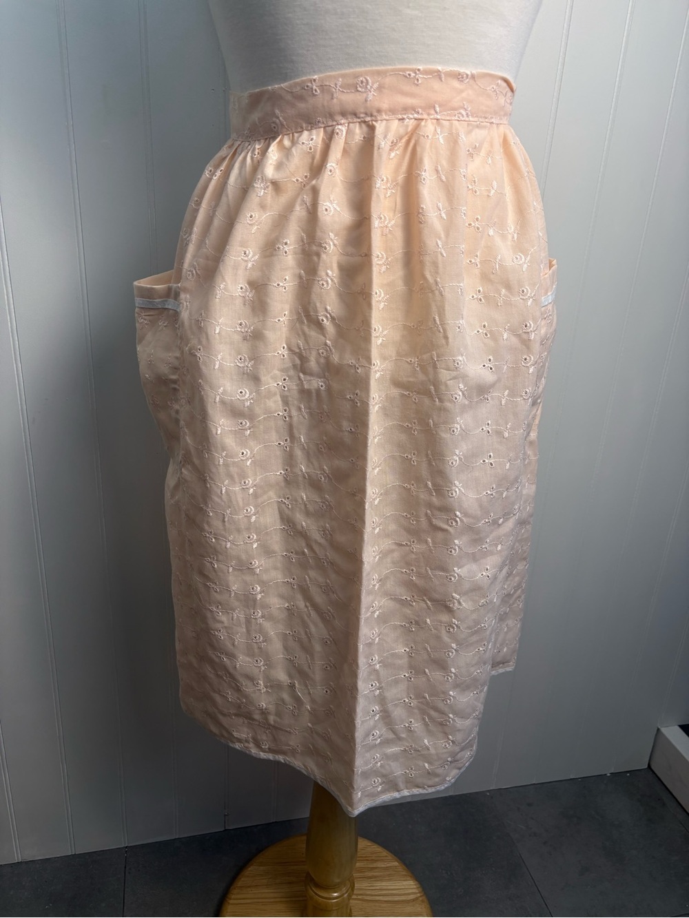 Vintage Light Peach Eyelet Half Apron Cottagecore Prairie Waist Tie - Picture 3 of 6
